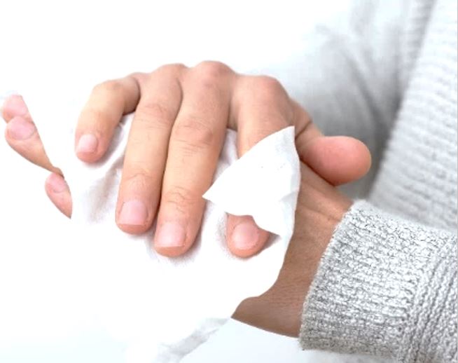 Handdesinfektion mit Feuchttuch